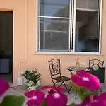 Tiny House Naxos بيت ضيافة 3*